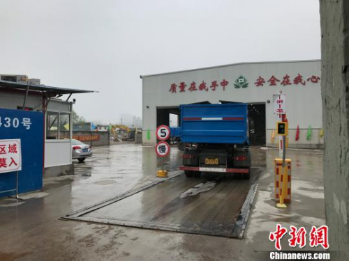 不時有卡車進出位于祁連山路430號的裝修垃圾分揀處置中心!⊥踝訚 攝